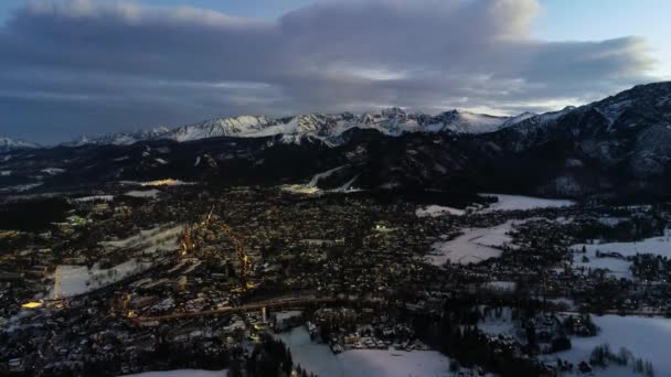 冬夜在山村 圣诞冬季风景 灯火通明的高山城市 覆盖着雪 白色的山脉和滑雪胜地 — 图库视频影像