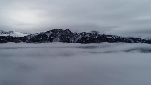Veduta Aerea Delle Montagne Coperte Neve Nebbia Buia Giornata Invernale — Video Stock