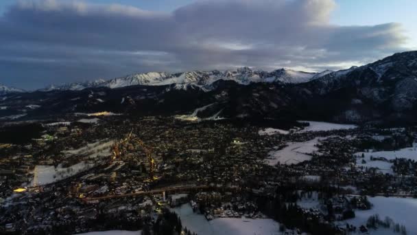 Serata Invernale Villaggio Montagna Paesaggio Invernale Natale Città Alpina Illuminata — Video Stock