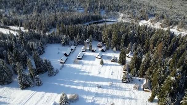 Vista Aérea Cabanas Cobertas Neve Nas Montanhas Cenário Inverno Branco — Vídeo de Stock