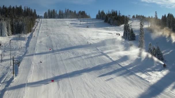 Berömd Skidort Vintern Flygutsikt Skidbacke Och Skidåkare Som Åker Utför — Stockvideo