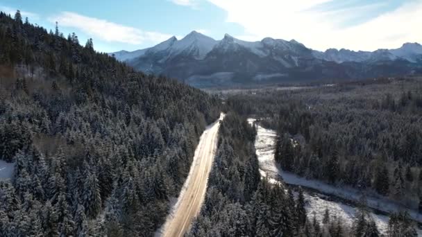 Αεροφωτογραφία Του Βουνού Στριμμένα Δρόμο Χειμώνα Και Την Οδήγηση Φορτηγών — Αρχείο Βίντεο