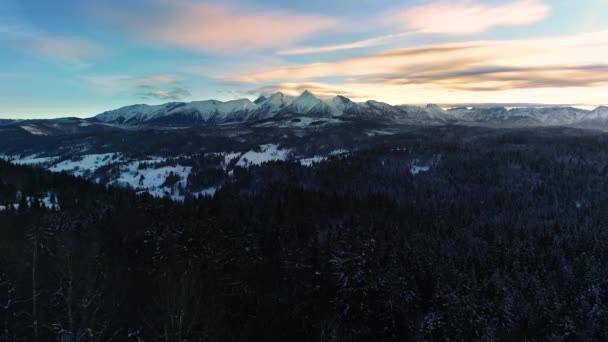 雪の冬とカラフルな夕日の空 空中ビューで山のキャップ タトラの高い山と魔法のように手付かずの風景 — ストック動画