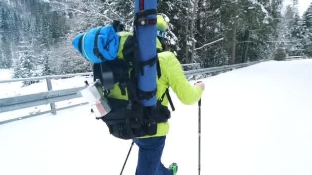 Mężczyzna Plecakiem Spacerujący Zimą Górach Backpacker Wędrówki Lesie Pokryte Śniegiem — Wideo stockowe
