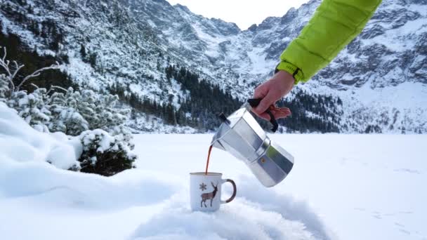 魔法の冬の風景でホットコーヒーを作ったり飲んだり 白い山を旅するバックパック 見事な白い景色でウィンターマウンテントレッキング — ストック動画
