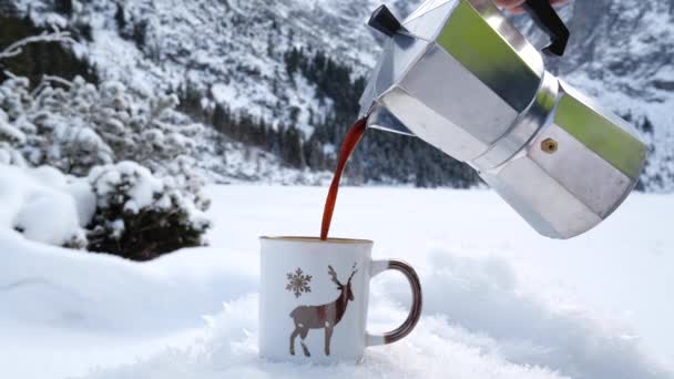 魔法の冬の風景でホットコーヒーを作ったり飲んだり 白い山を旅するバックパック 見事な白い景色でウィンターマウンテントレッキング — ストック動画