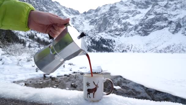 Φτιάχνοντας Και Πίνοντας Ζεστό Καφέ Στο Μαγικό Χειμωνιάτικο Τοπίο Σακίδιο — Αρχείο Βίντεο