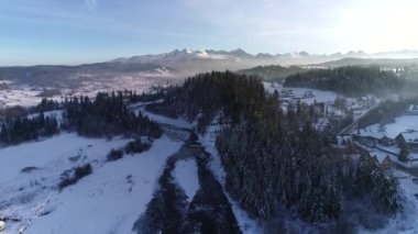 Karlı beyaz kış havası manzaralı dağ nehri. Nehir, kar, buz ve güzel dağ manzarasıyla kaplıydı. Çarpıcı kış manzarası.