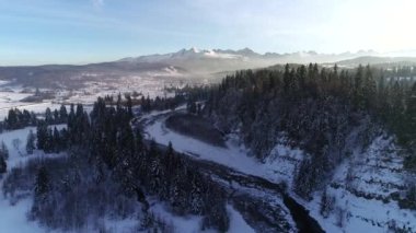 Karlı beyaz kış havası manzaralı dağ nehri. Nehir, kar, buz ve güzel dağ manzarasıyla kaplıydı. Çarpıcı kış manzarası.