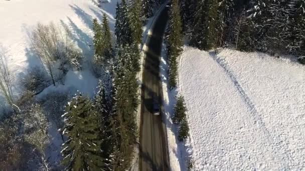Luchtfoto Van Bergachtige Kronkelweg Winter Rijdende Auto Epische Besneeuwde Witte — Stockvideo