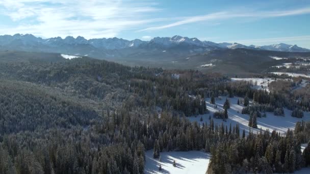 冬には山 空中ビュー 雪の空中ビューの山の風景キャップ タトラの高い山の範囲と魔法のような自然の風景 — ストック動画