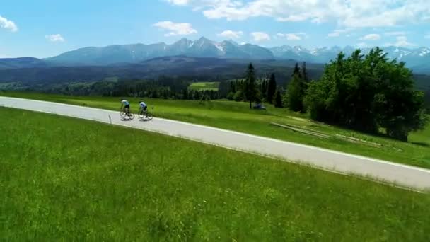 Zwei Biker Auf Der Bergstraße Luftaufnahme Hintergrund Weite Bergkette Und — Stockvideo