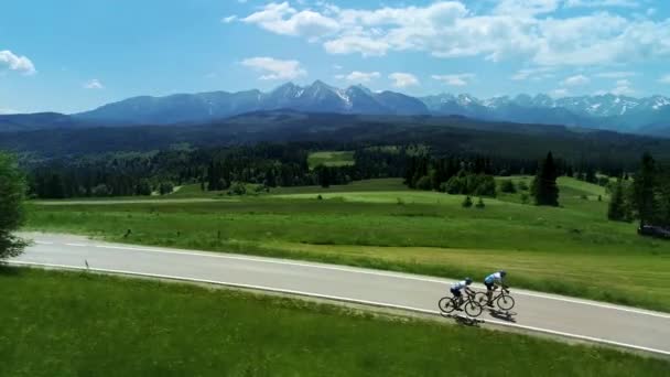 Twee Fietsers Fietsen Bergroute Vanuit Lucht Gezien Achtergrond Brede Bergketen — Stockvideo