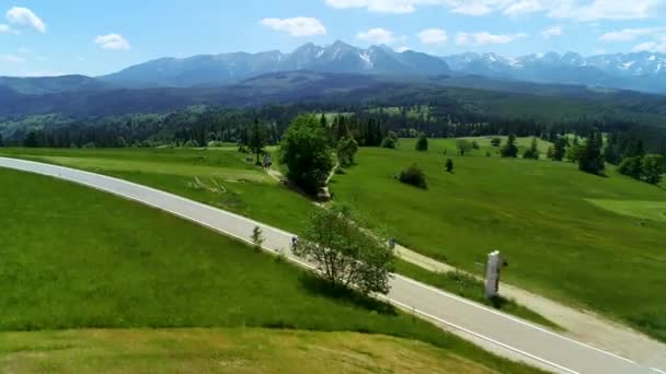 Zwei Biker Auf Der Bergstraße Luftaufnahme Hintergrund Weite Bergkette Und — Stockvideo