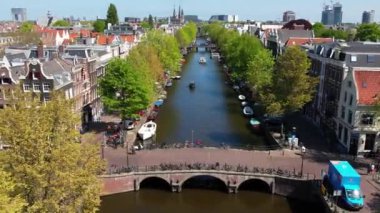 Hollanda, Amsterdam Kanalları. Ünlü yerlerin, sokakların ve kanalların havadan görüntüsü. Hollanda 'nın eski merkez bölgesi ve tipik Hollanda mimarisi.