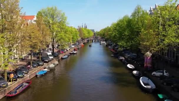 荷兰阿姆斯特丹运河 名胜古迹 街道和运河的空中景观 荷兰古老的中心区和典型的杜奇建筑 — 图库视频影像