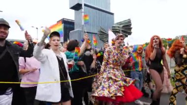 KATOWICE, Polonya - 3 Eylül 2022 LGBT eşitlik yürüyüşü, onur yürüyüşü. Gökkuşaklı gençler LGBTQ + hakları için savaşmak için sokaklarda yürüyor. İnsanlar geçit töreninde eğleniyor..