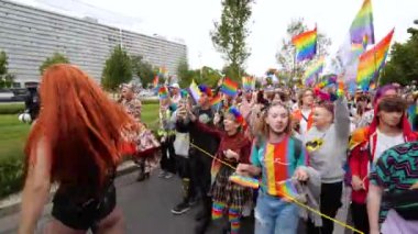KATOWICE, Polonya - 3 Eylül 2022 LGBT eşitlik yürüyüşü, onur yürüyüşü. Gökkuşaklı gençler LGBTQ + hakları için savaşmak için sokaklarda yürüyor. İnsanlar geçit töreninde eğleniyor..