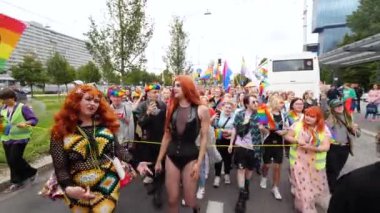 KATOWICE, Polonya - 3 Eylül 2022 LGBT eşitlik yürüyüşü, onur yürüyüşü. Gökkuşaklı gençler LGBTQ + hakları için savaşmak için sokaklarda yürüyor. İnsanlar geçit töreninde eğleniyor..