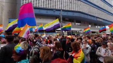 KATOWICE, Polonya - 3 Eylül 2022 LGBT eşitlik yürüyüşü, onur yürüyüşü. Gökkuşaklı gençler LGBTQ + hakları için savaşmak için sokaklarda yürüyor. İnsanlar geçit töreninde eğleniyor..