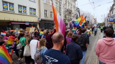 KATOWICE, Polonya - 3 Eylül 2022 LGBT eşitlik yürüyüşü, onur yürüyüşü. Gökkuşaklı gençler LGBTQ + hakları için savaşmak için sokaklarda yürüyor. İnsanlar geçit töreninde eğleniyor..