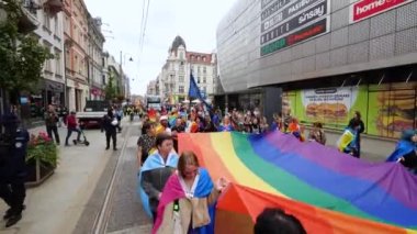 KATOWICE, Polonya - 3 Eylül 2022 LGBT eşitlik yürüyüşü, onur yürüyüşü. Gökkuşaklı gençler LGBTQ + hakları için savaşmak için sokaklarda yürüyor. İnsanlar geçit töreninde eğleniyor..