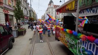 KATOWICE, Polonya - 3 Eylül 2022 LGBT eşitlik yürüyüşü, onur yürüyüşü. Gökkuşaklı gençler LGBTQ + hakları için savaşmak için sokaklarda yürüyor. İnsanlar geçit töreninde eğleniyor..