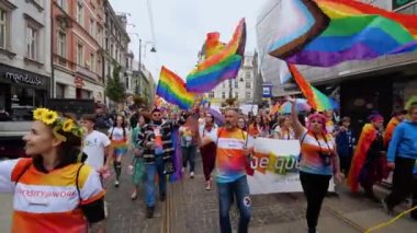 KATOWICE, Polonya - 3 Eylül 2022 LGBT eşitlik yürüyüşü, onur yürüyüşü. Gökkuşaklı gençler LGBTQ + hakları için savaşmak için sokaklarda yürüyor. İnsanlar geçit töreninde eğleniyor..