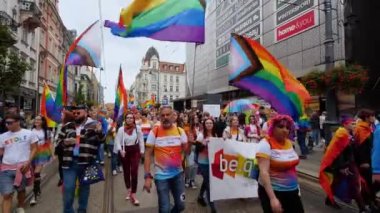 KATOWICE, Polonya - 3 Eylül 2022 LGBT eşitlik yürüyüşü, onur yürüyüşü. Gökkuşaklı gençler LGBTQ + hakları için savaşmak için sokaklarda yürüyor. İnsanlar geçit töreninde eğleniyor..