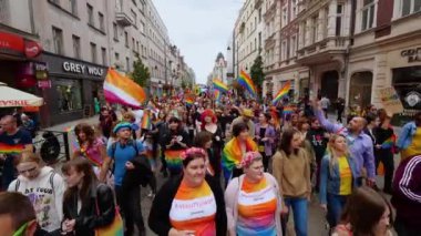 KATOWICE, Polonya - 3 Eylül 2022 LGBT eşitlik yürüyüşü, onur yürüyüşü. Gökkuşaklı gençler LGBTQ + hakları için savaşmak için sokaklarda yürüyor. İnsanlar geçit töreninde eğleniyor..