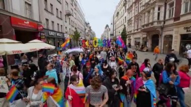 KATOWICE, Polonya - 3 Eylül 2022 LGBT eşitlik yürüyüşü, onur yürüyüşü. Gökkuşaklı gençler LGBTQ + hakları için savaşmak için sokaklarda yürüyor. İnsanlar geçit töreninde eğleniyor..