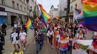 KATOWICE, Polonya - 3 Eylül 2022 LGBT eşitlik yürüyüşü, onur yürüyüşü. Gökkuşaklı gençler LGBTQ + hakları için savaşmak için sokaklarda yürüyor. İnsanlar geçit töreninde eğleniyor..