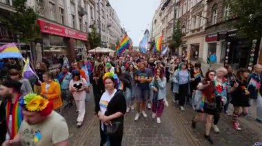 KATOWICE, Polonya - 3 Eylül 2022 LGBT eşitlik yürüyüşü, onur yürüyüşü. Gökkuşaklı gençler LGBTQ + hakları için savaşmak için sokaklarda yürüyor. İnsanlar geçit töreninde eğleniyor..