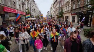 KATOWICE, Polonya - 3 Eylül 2022 LGBT eşitlik yürüyüşü, onur yürüyüşü. Gökkuşaklı gençler LGBTQ + hakları için savaşmak için sokaklarda yürüyor. İnsanlar geçit töreninde eğleniyor..