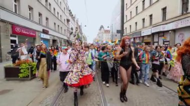KATOWICE, Polonya - 3 Eylül 2022 LGBT eşitlik yürüyüşü, onur yürüyüşü. Gökkuşaklı gençler LGBTQ + hakları için savaşmak için sokaklarda yürüyor. İnsanlar geçit töreninde eğleniyor..