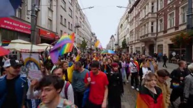 KATOWICE, Polonya - 3 Eylül 2022 LGBT eşitlik yürüyüşü, onur yürüyüşü. Gökkuşaklı gençler LGBTQ + hakları için savaşmak için sokaklarda yürüyor. İnsanlar geçit töreninde eğleniyor..