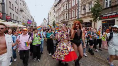 KATOWICE, Polonya - 3 Eylül 2022 LGBT eşitlik yürüyüşü, onur yürüyüşü. Gökkuşaklı gençler LGBTQ + hakları için savaşmak için sokaklarda yürüyor. İnsanlar geçit töreninde eğleniyor..