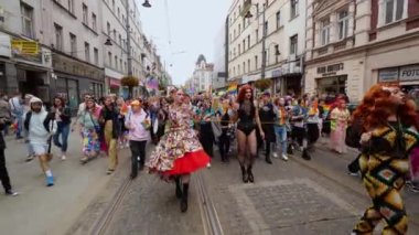 KATOWICE, Polonya - 3 Eylül 2022 LGBT eşitlik yürüyüşü, onur yürüyüşü. Gökkuşaklı gençler LGBTQ + hakları için savaşmak için sokaklarda yürüyor. İnsanlar geçit töreninde eğleniyor..