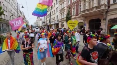 KATOWICE, Polonya - 3 Eylül 2022 LGBT eşitlik yürüyüşü, onur yürüyüşü. Gökkuşaklı gençler LGBTQ + hakları için savaşmak için sokaklarda yürüyor. İnsanlar geçit töreninde eğleniyor..