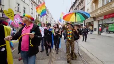 KATOWICE, Polonya - 3 Eylül 2022 LGBT eşitlik yürüyüşü, onur yürüyüşü. Gökkuşaklı gençler LGBTQ + hakları için savaşmak için sokaklarda yürüyor. İnsanlar geçit töreninde eğleniyor..