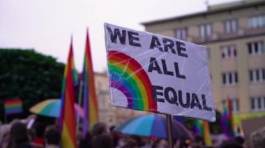LGBT eşitlik yürüyüşü. LGBTQ + hakları için savaş. Gökkuşağı bayrakları ve afişler. LGBT hakları için mücadele et. Hepimiz eşit bayrağız..