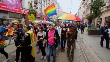 KATOWICE, Polonya - 3 Eylül 2022 LGBT eşitlik yürüyüşü, onur yürüyüşü. Gökkuşaklı gençler LGBTQ + hakları için savaşmak için sokaklarda yürüyor. İnsanlar geçit töreninde eğleniyor..
