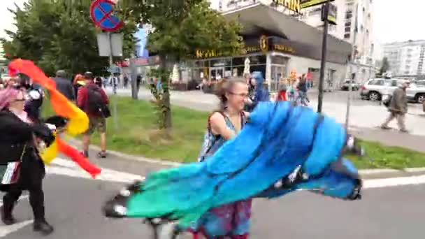 Katowice Poland September 2022 Lgbt Equality March Pride Parade 带着彩虹的年轻人走上街头 — 图库视频影像