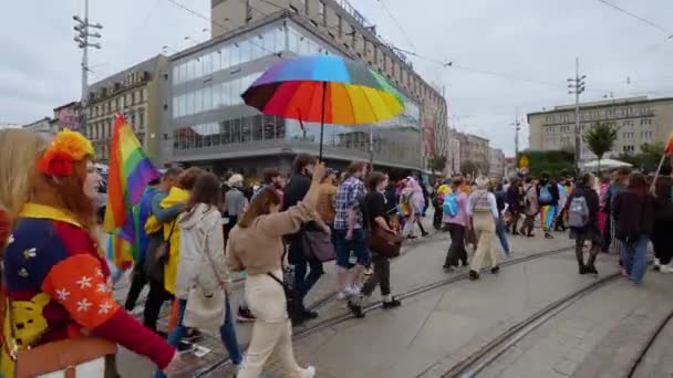 폴란드 카토비체 2022 자존심 무지개를 젊은이들 Lgbtq 권리를 거리를 있습니다 — 비디오