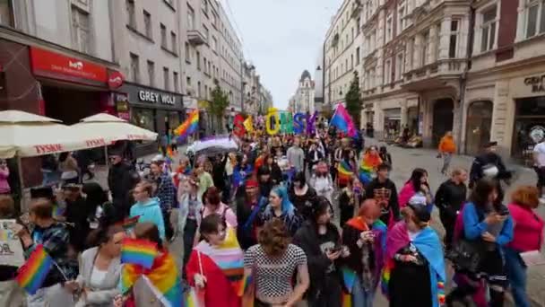 ポーランドのカトヴィツェ 2022年9月3日 Lgbt平等行進 プライドパレード 虹を持つ若者たちはLgbtq の権利のために戦うために街を歩いています プライドパレードで楽しんでる人たち — ストック動画