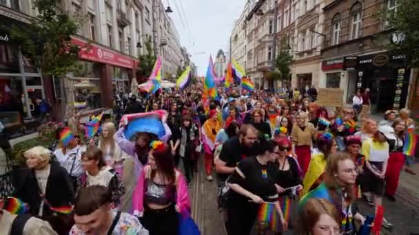 ポーランドのカトヴィツェ 2022年9月3日 Lgbt平等行進 プライドパレード 虹を持つ若者たちはLgbtq の権利のために戦うために街を歩いています プライドパレードで楽しんでる人たち — ストック動画