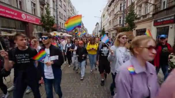 폴란드 카토비체 2022 자존심 무지개를 젊은이들 Lgbtq 권리를 거리를 있습니다 — 비디오