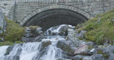 İsviçre Alplerinde şelale. Sidelenbach. Furka Geçidi, İsviçre