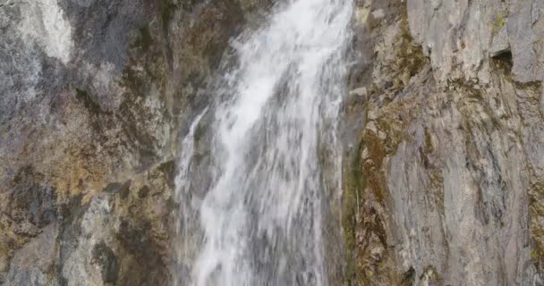 Cascada Los Alpes Suizos Cerca Del Glaciar Del Ródano Furka — Vídeo de stock