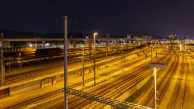 Gece vakti şehirde tren trafiği var. Zürih 'te. Duttweilerbrucke. İsviçre.